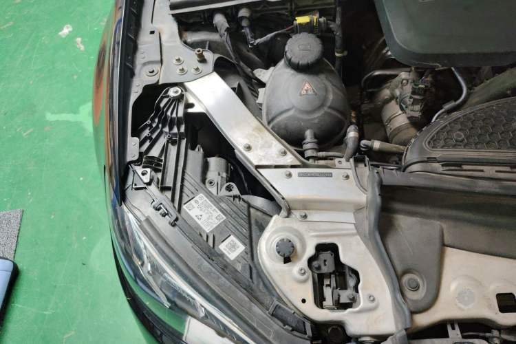 Used Mercedes-Benz E-Class 2021 E 300 L Sporty and Stylish Model Engine Bay Right