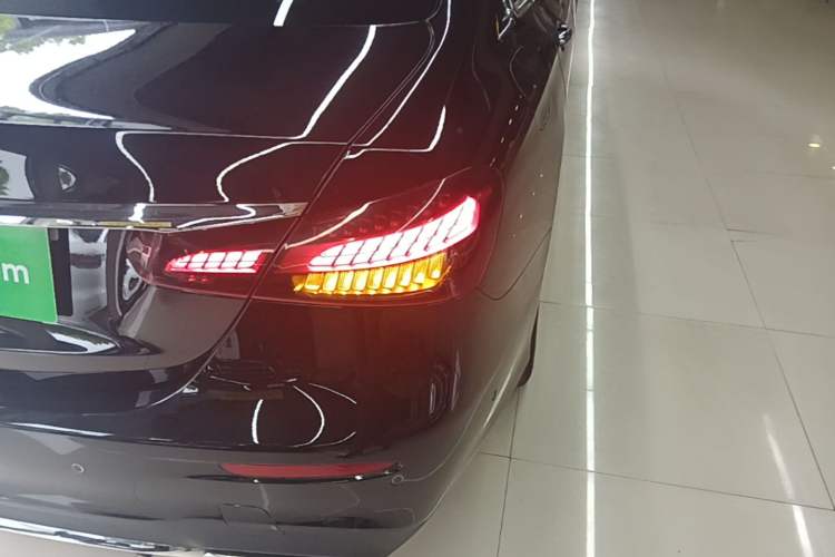 Used Mercedes-Benz E-Class 2021 E 300 L Sporty and Stylish Model Exterior 3