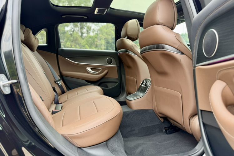 Used Mercedes-Benz E-Class 2021 E 300 L Sporty and Stylish Model Interior 1