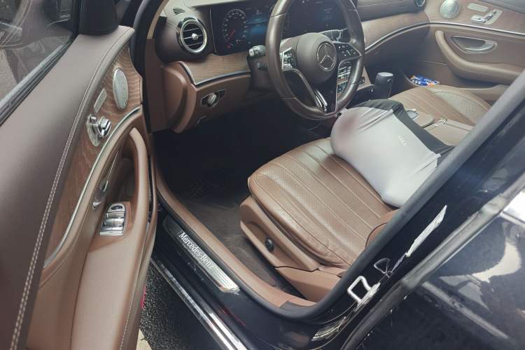 Used Mercedes-Benz E-Class 2021 E 300 L Premium Edition Interior 3