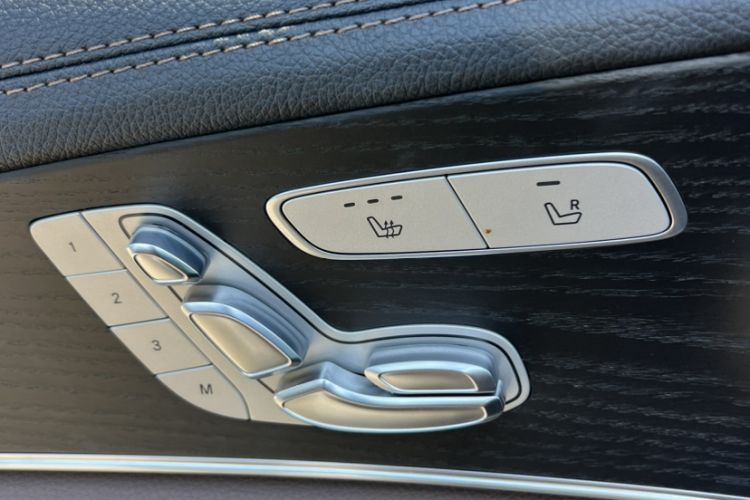 Used Mercedes-Benz E-Class 2021 E 300 L Sporty and Stylish Model Interior 4