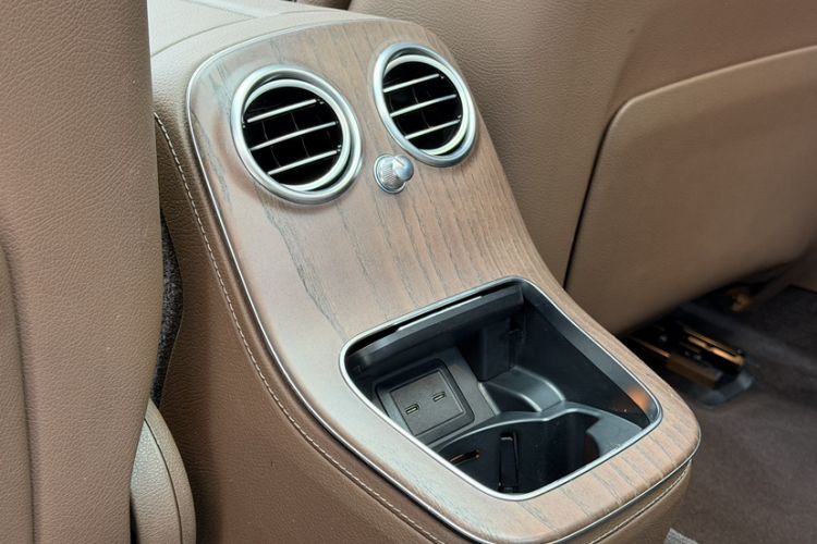 Used Mercedes-Benz E-Class 2021 Facelift E 300 L Stylish Edition Interior 4