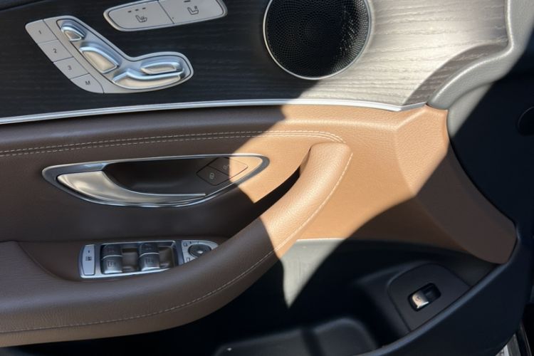 Used Mercedes-Benz E-Class 2021 E 300 L Sporty and Stylish Model Interior 8
