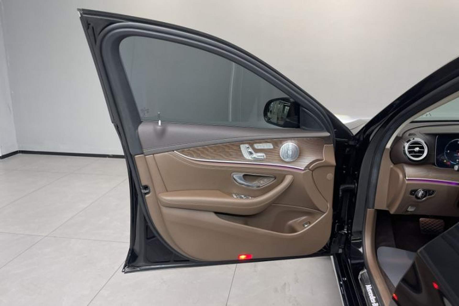Used Mercedes-Benz E-Class 2021 E 300 L Premium Edition Interior 8