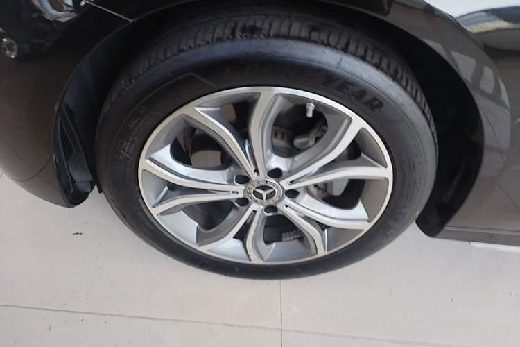 Used Mercedes-Benz E-Class 2021 Restyled E 300 L Sporty and Stylish Edition Left Front Wheel Hub