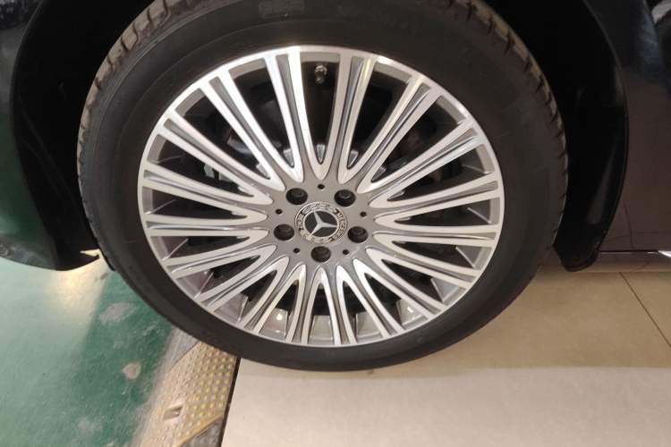 Used Mercedes-Benz E-Class 2021 E 300 L Stylish Model Left Front Wheel Hub
