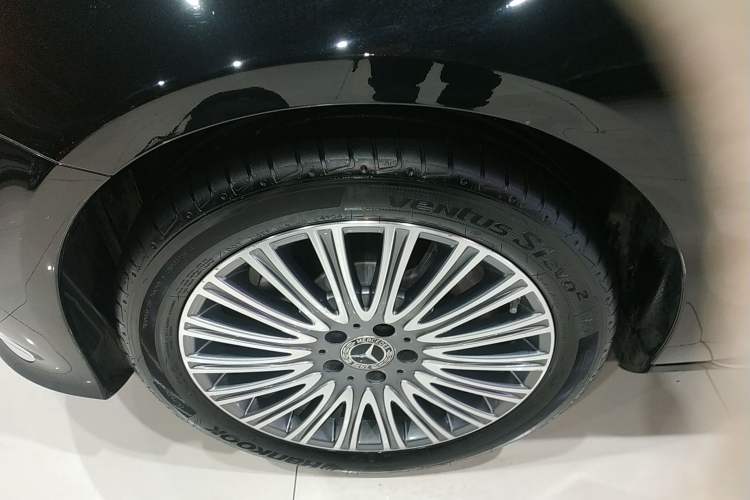 Used Mercedes-Benz E-Class 2021 Restyled E 300 L Luxury Edition Left Front Wheel Hub