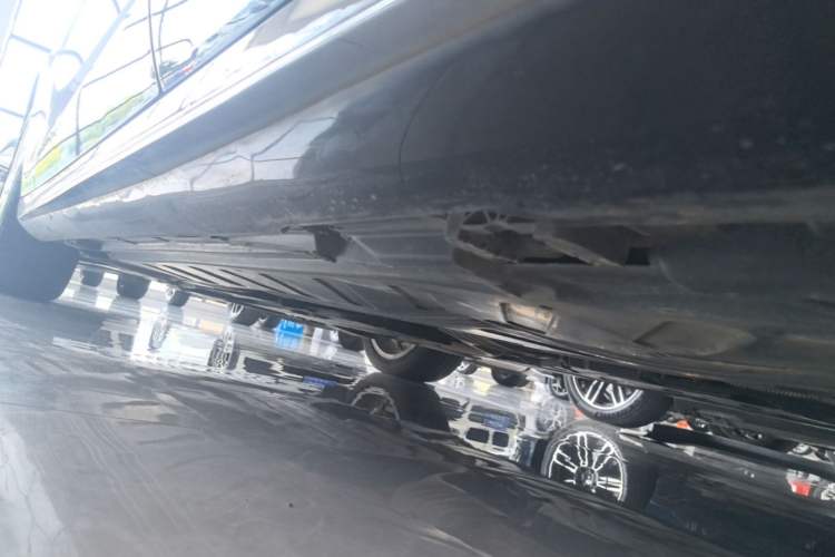 Used Mercedes-Benz E-Class 2021 E 300 L Sporty and Stylish Model Left Side Sill