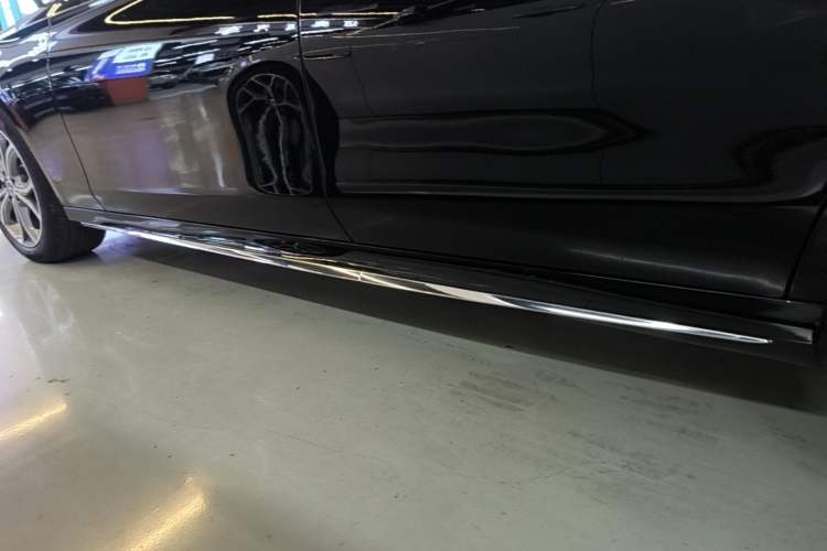 Used Mercedes-Benz E-Class 2021 E 300 L Sporty and Stylish Model Left Side Sill