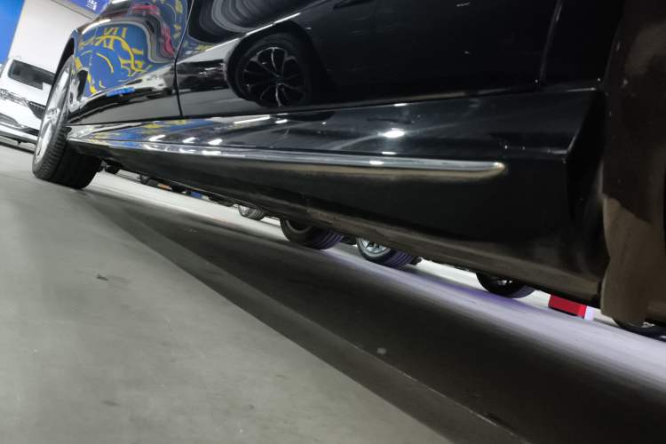 Used Mercedes-Benz E-Class 2021 E 300 L Sporty and Stylish Model Left Side Sill