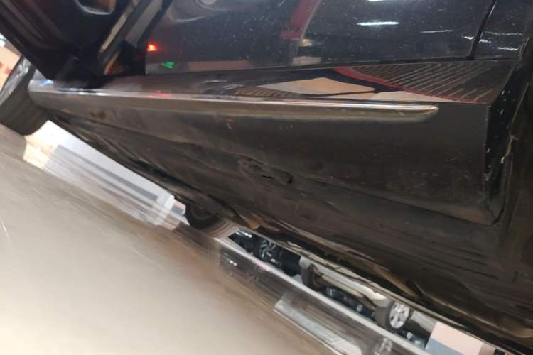 Used Mercedes-Benz E-Class 2021 E 300 L Sporty and Stylish Model Left Side Sill