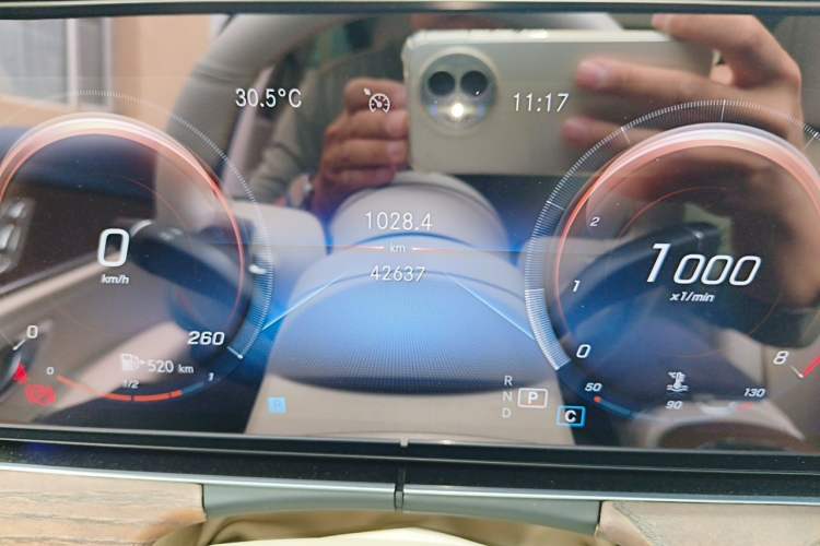 Used Mercedes-Benz E-Class 2021 Restyled E 300 L Luxury Edition Odometer Close Up