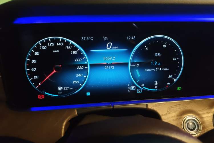 Used Mercedes-Benz E-Class 2021 E 300 L Premium Edition Odometer Close Up