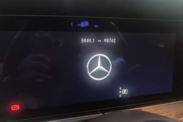 Used Mercedes-Benz E-Class 2021 E 260 L Odometer Close Up