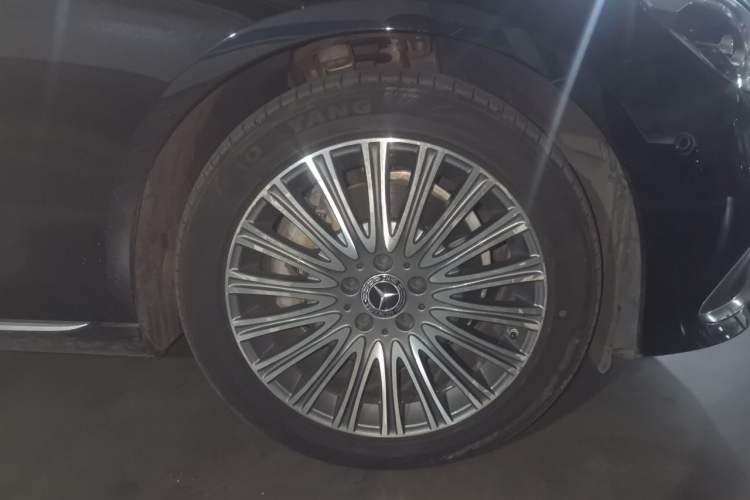 Used Mercedes-Benz E-Class 2021 E 300 L Luxury Model Right Front Wheel Hub