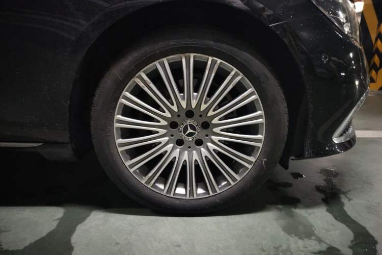 Used Mercedes-Benz E-Class 2021 E 300 L Luxury Model Right Front Wheel Hub