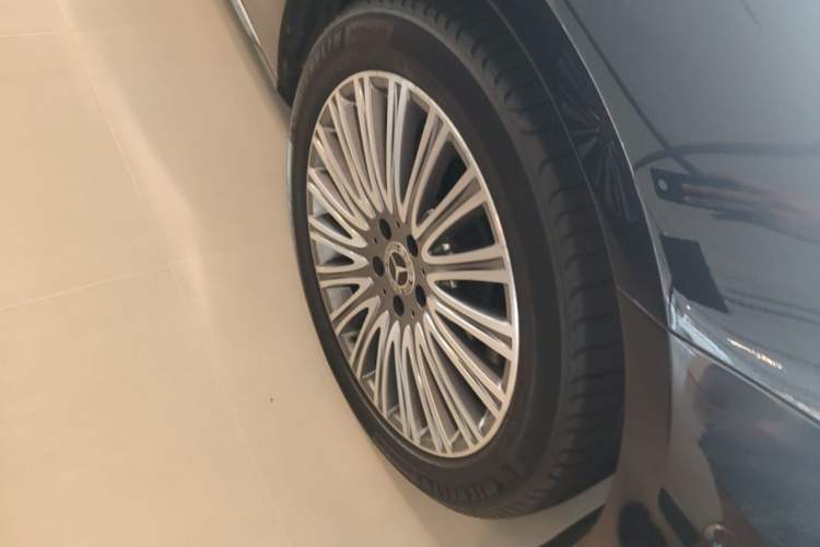 Used Mercedes-Benz E-Class 2021 Restyled E 300 L Luxury Edition Right Front Wheel Hub