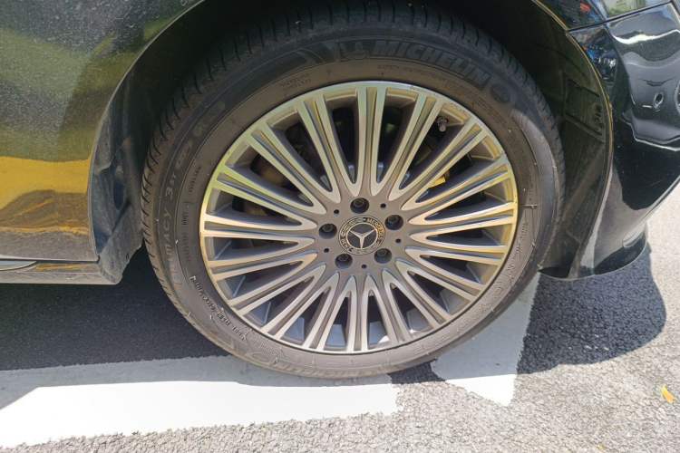 Used Mercedes-Benz E-Class 2021 E 300 L Luxury Model Right Front Wheel Hub