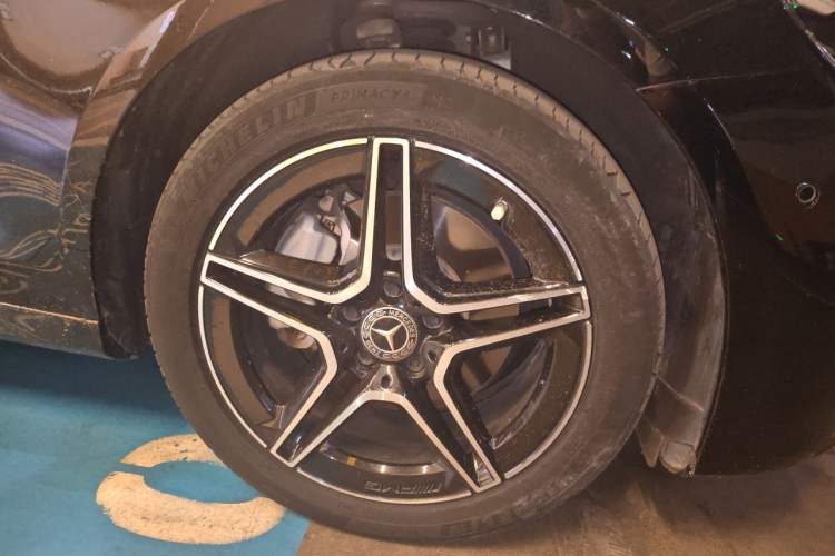 Used Mercedes-Benz E-Class 2021 Restyled E 260 Luxury Sports Edition Right Front Wheel Hub