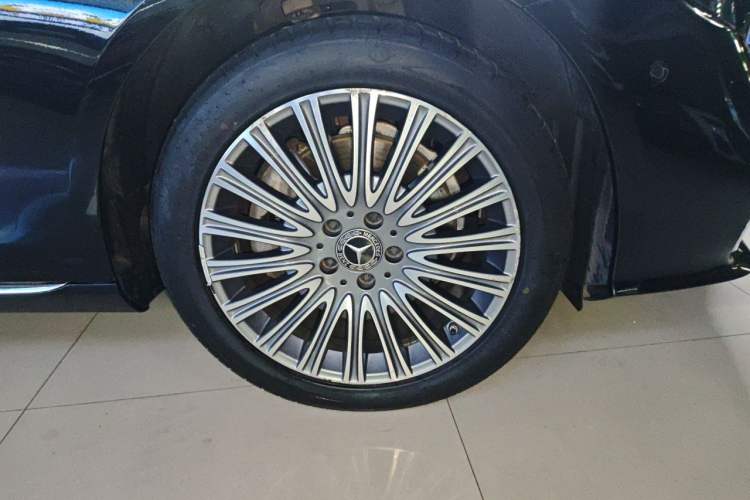 Used Mercedes-Benz E-Class 2021 E 300 L Luxury Model Right Front Wheel Hub