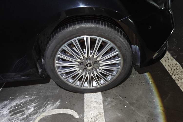 Used Mercedes-Benz E-Class 2021 Restyled E 300 L Luxury Edition Right Front Wheel Hub
