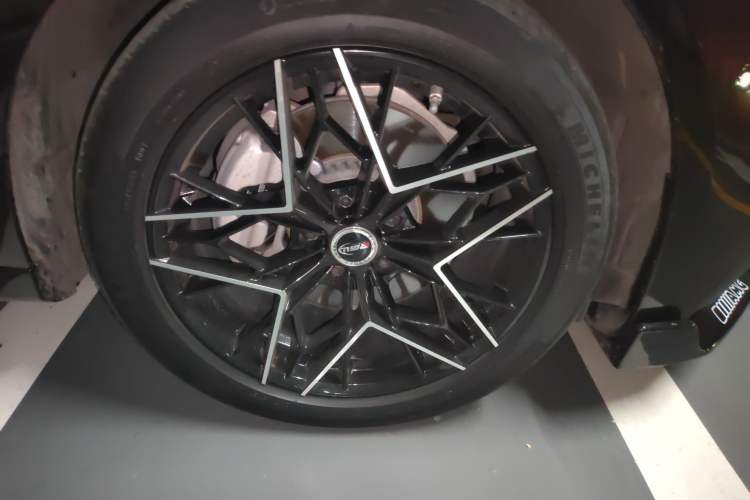Used Mercedes-Benz E-Class 2021 E 260 Stylish Sports Edition Right Front Wheel Hub