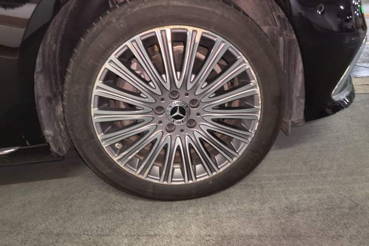 Used Mercedes-Benz E-Class 2021 Restyled E 300 L Sporty and Stylish Edition Right Front Wheel Hub