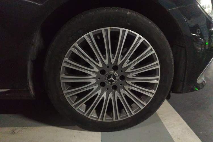 Used Mercedes-Benz E-Class 2021 E 300 L Luxury Model Right Front Wheel Hub