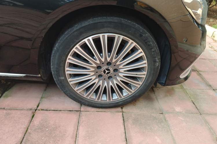 Used Mercedes-Benz E-Class 2021 Restyled E 300 L Luxury Edition Right Front Wheel Hub