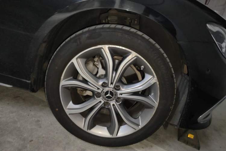 Used Mercedes-Benz E-Class 2021 Restyled E 300 L Sporty and Stylish Edition Right Front Wheel Hub