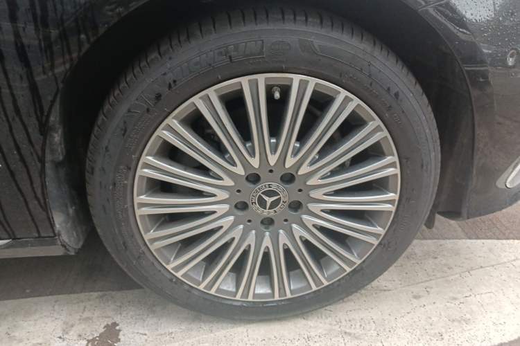 Used Mercedes-Benz E-Class 2021 Restyled E 300 L Luxury Edition Right Front Wheel Hub