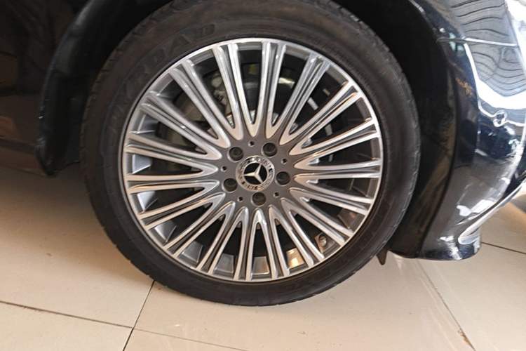Used Mercedes-Benz E-Class 2021 Restyled E 300 L Luxury Edition Right Front Wheel Hub