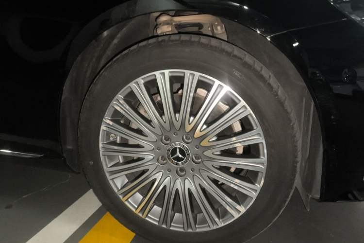 Used Mercedes-Benz E-Class 2021 E 300 L Luxury Model Right Front Wheel Hub