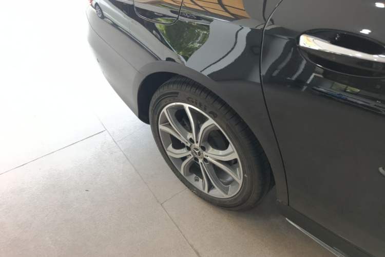Used Mercedes-Benz E-Class 2021 Restyled E 300 L Sporty and Stylish Edition Right Rear Wheel Hub