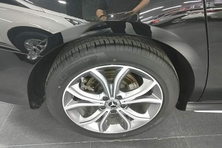 Used Mercedes-Benz E-Class 2021 E 300 L Sporty and Stylish Model Right Rear Wheel Hub