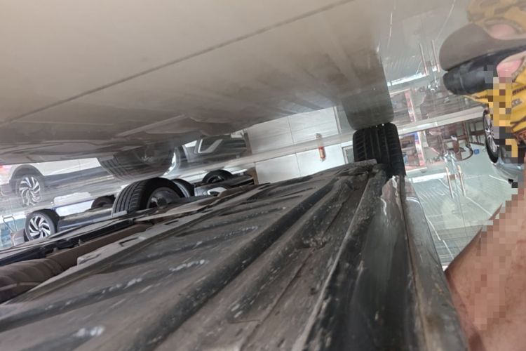 Used Mercedes-Benz E-Class 2021 E 300 L Sporty and Stylish Model Right Side Sill