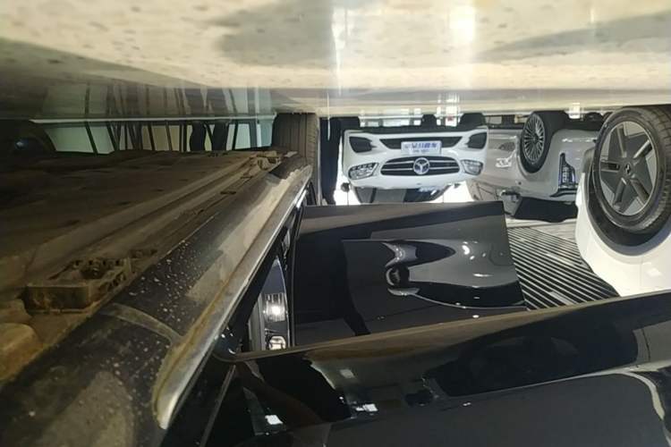 Used Mercedes-Benz E-Class 2021 E 300 L Sporty and Stylish Model Right Side Sill