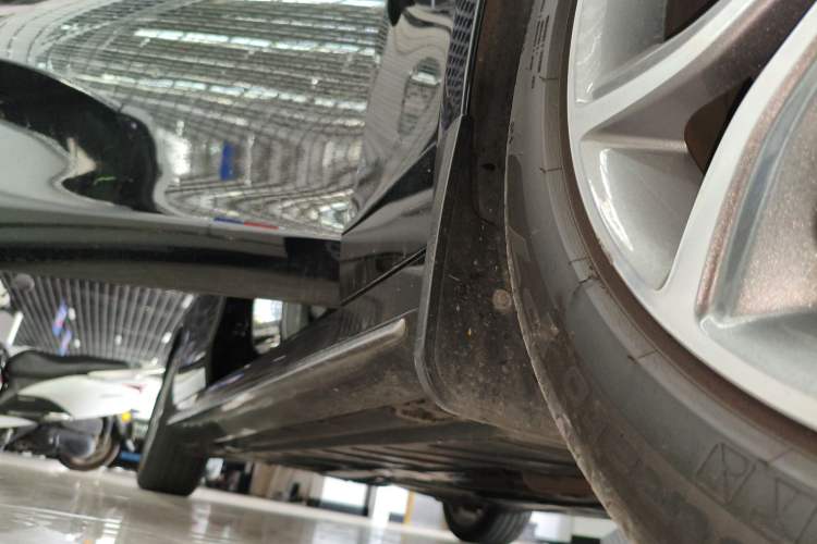 Used Mercedes-Benz E-Class 2021 E 300 L Sporty and Stylish Model Right Side Sill
