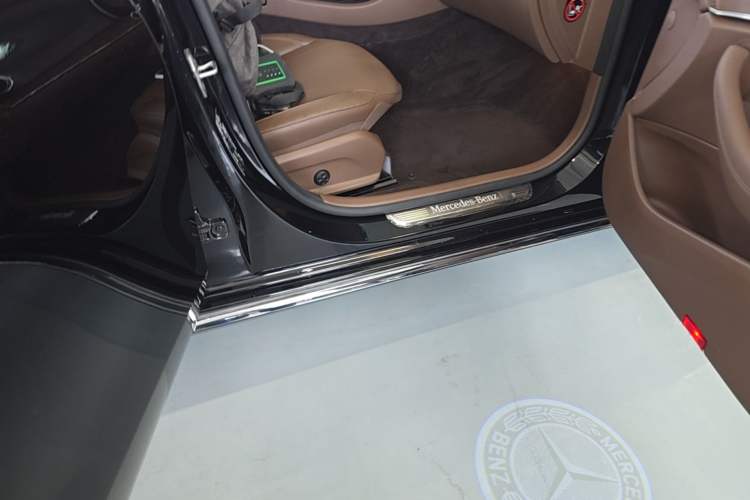 Used Mercedes-Benz E-Class 2021 Restyled E 300 L Luxury Edition Right Side Sill