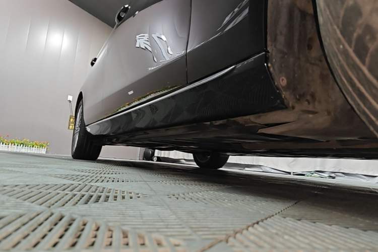 Used Mercedes-Benz E-Class 2021 Restyled E 300 L Luxury Edition Right Side Sill
