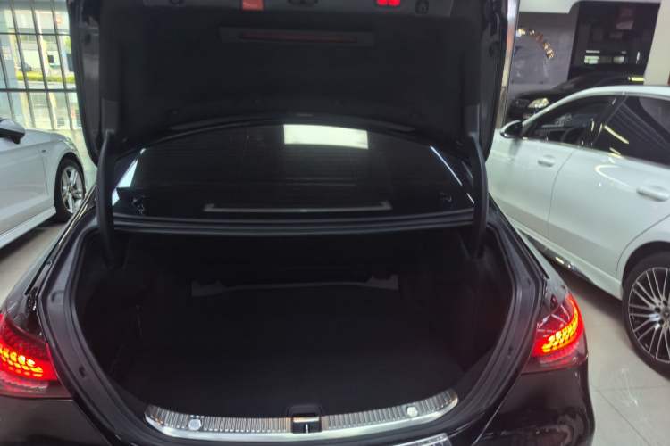 Used Mercedes-Benz E-Class 2021 E 300 L Premium Edition Trunk