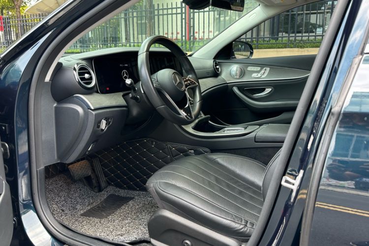 Used Mercedes-Benz E-Class 2021 E 300 L Premium Edition Interior 2