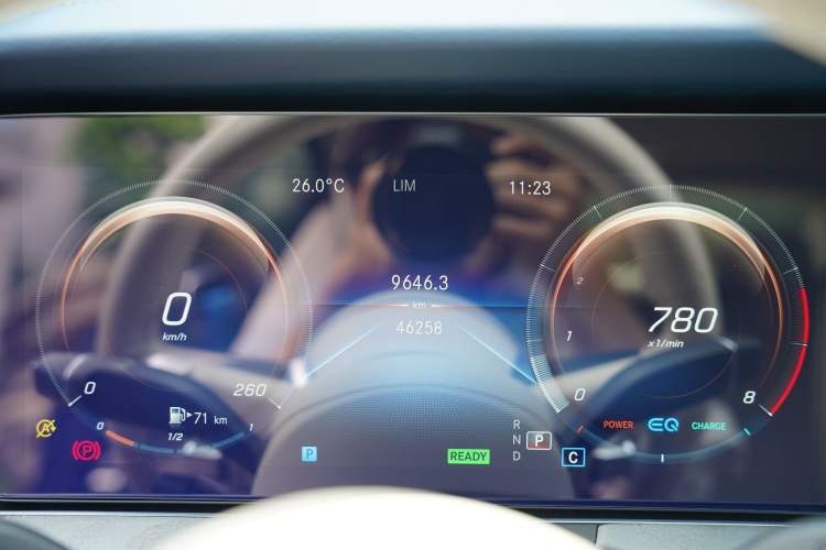Used Mercedes-Benz E-Class 2021 E 260 Coupe Odometer Close Up