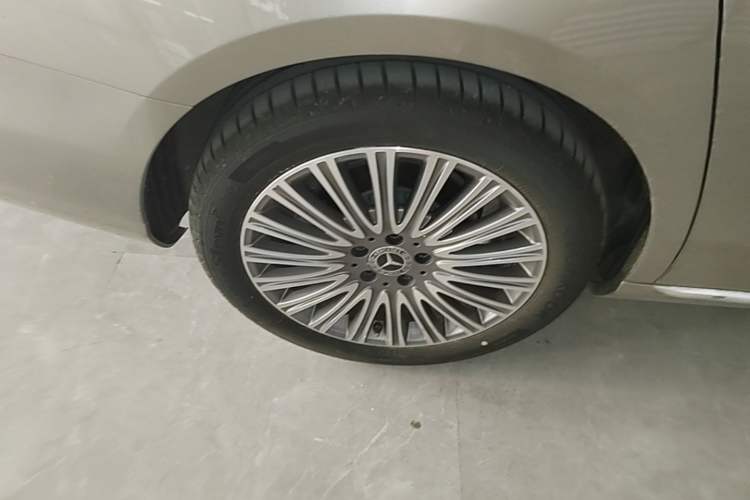 Used Mercedes-Benz E-Class 2021 E 300 L Luxury Model Right Rear Wheel Hub