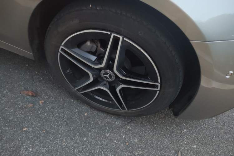 Used Mercedes-Benz E-Class 2021 Restyled E 260 Luxury Sports Edition Right Front Wheel Hub