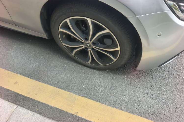 Used Mercedes-Benz E-Class 2021 E 300 L Sporty and Stylish Model Right Front Wheel Hub