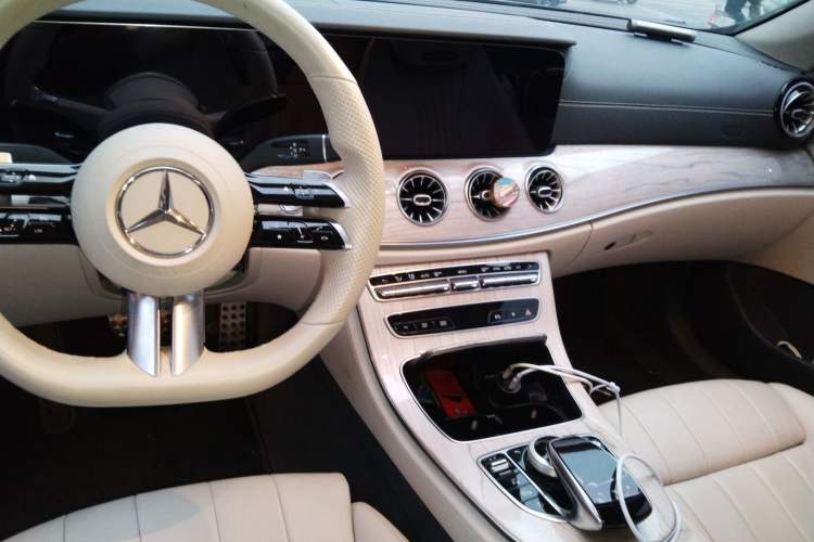Used Mercedes-Benz E-Class 2021 Restyled E 260 4MATIC Convertible Coupe Center Console