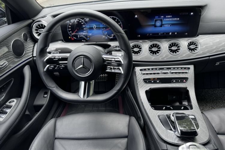 Used Mercedes-Benz E-Class 2021 Restyled E 260 4MATIC Convertible Coupe Interior 2