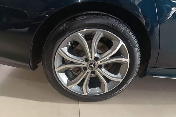 Used Mercedes-Benz E-Class 2021 E 300 L Sporty and Stylish Model Right Rear Wheel Hub