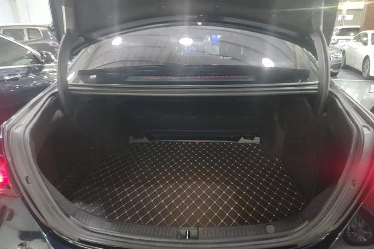 Used Mercedes-Benz E-Class 2021 E 300 L Premium Edition Trunk